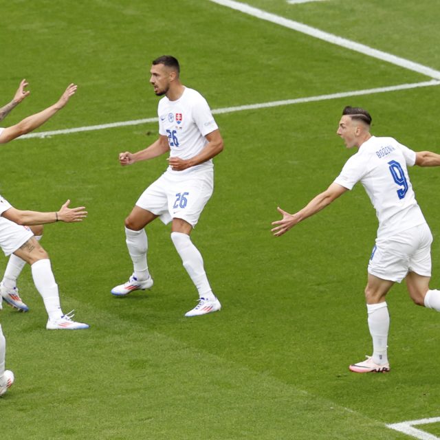 Slovenští fotbalisté slaví jedno z největších vítězství za poslední dobu | foto: Reuters