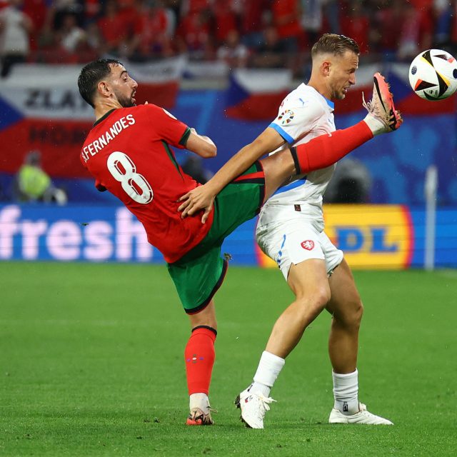 Antonín Barák svedl v zápase proti Portugalcům mnoho soubojů nejen s Bruno Fernandesem | foto: Lisi Niesner,  Reuters