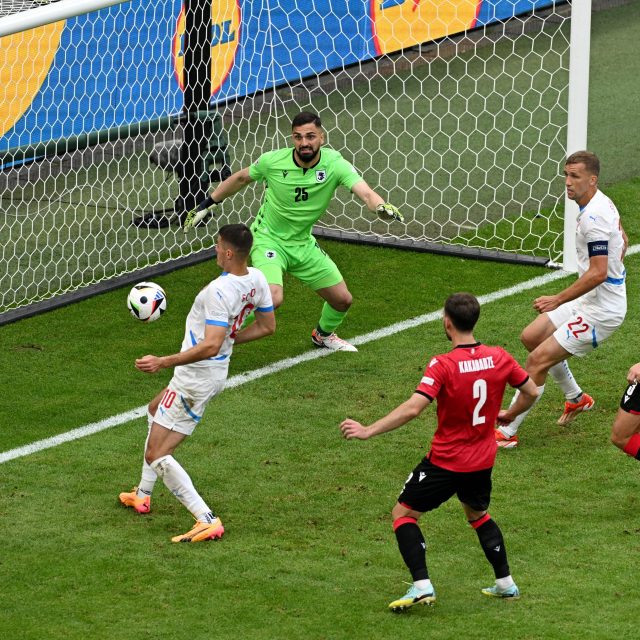 Útočník Patrik Schick hrudníkem dostal míč do gruzínské sítě a srovnal stav utkání | foto: Annegret Hilse,  Reuters