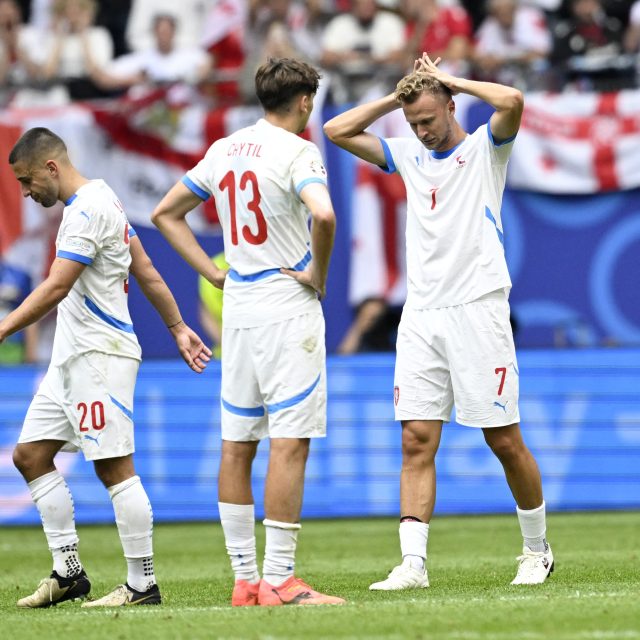 Zklamaní čeští fotbalisté po remíze s Gruzií | foto: Fabian Bimmer,  Reuters
