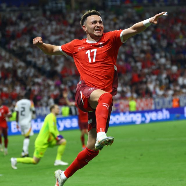 Švýcarský fotbalista Ruben Vargas je jedním z tahounů kádru na mistrovství Evropy | foto: Kai Pfaffenbach,  Reuters