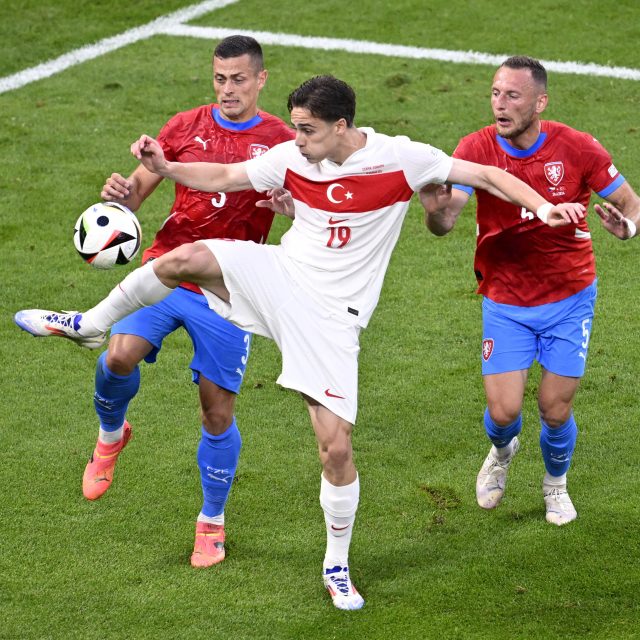 Kenan Yildiz v souboji s Tomášem Holešem a Vladimírem Coufalem | foto: Fabian Bimmer,  Reuters