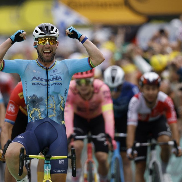 Mark Cavendish slaví triumf ve sprinterském dojezdu páté etapy Tour de France,  který mu přinesl rekord | foto: Stephane Mahe,  Reuters