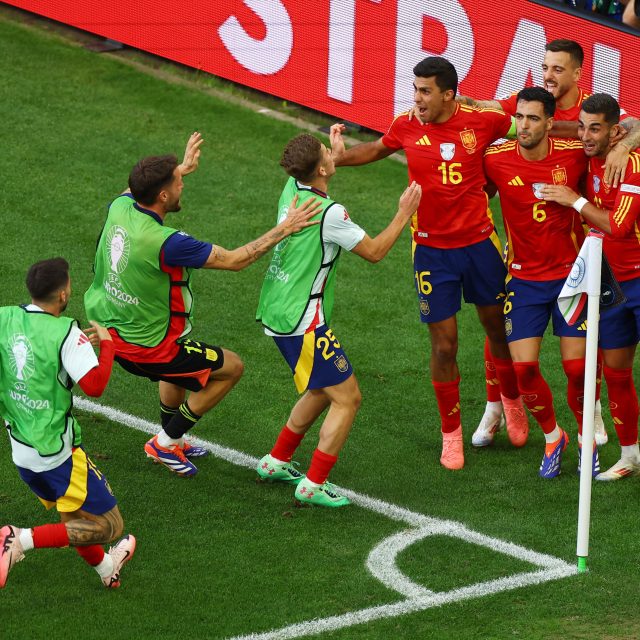 Španělští fotbalisté se radují z vítězné branky ve čtvrtfinále Eura proti Německu | foto: Leonhard Simon,  Reuters