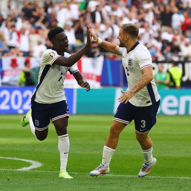 Bukayo Saka a Luke Shaw slaví gól Anglie | foto: Kai Pfaffenbach,  Reuters