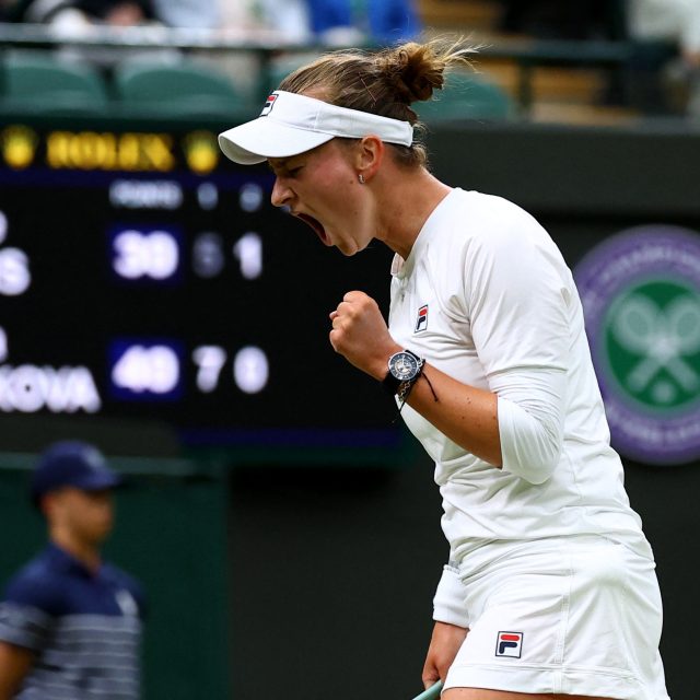 Barbora Krejčíková postoupila do čtvrtfinále Wimbledonu díky výhře nad Američankou Danielle Collinsovou | foto: Hannah Mckay,  Reuters