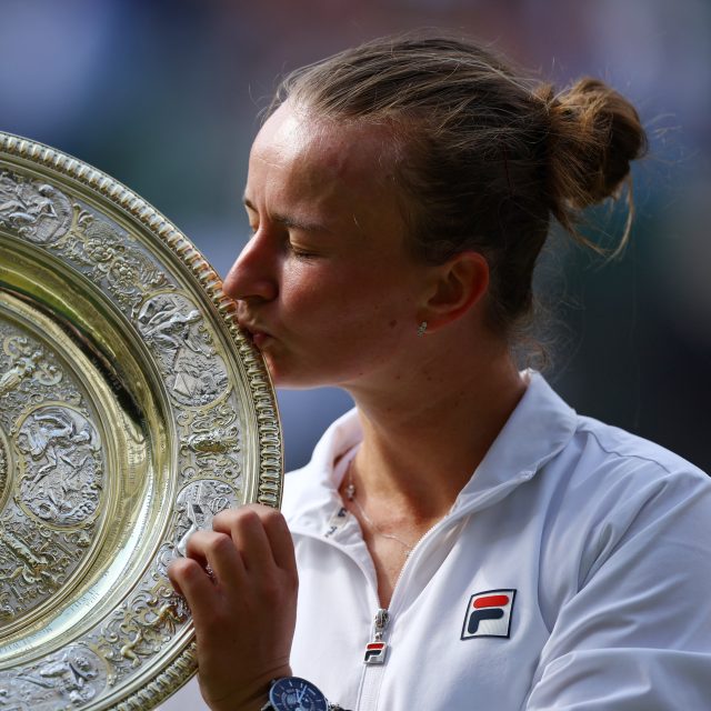 Barbora Krejčíková vyhrála wimbledonský grandslam | foto: Reuters