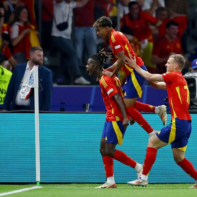 Zleva Nico Williams,  Lamine Yamal a Dani Olmo slaví gól | foto: Reuters