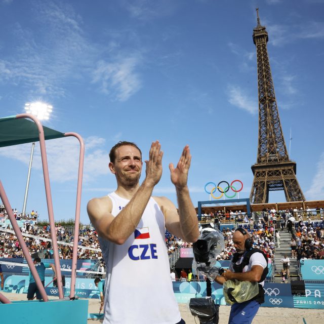 Ondřej Perušič na kurtu pod Eiffelovou věží | foto: Louisa Gouliamaki,  Reuters