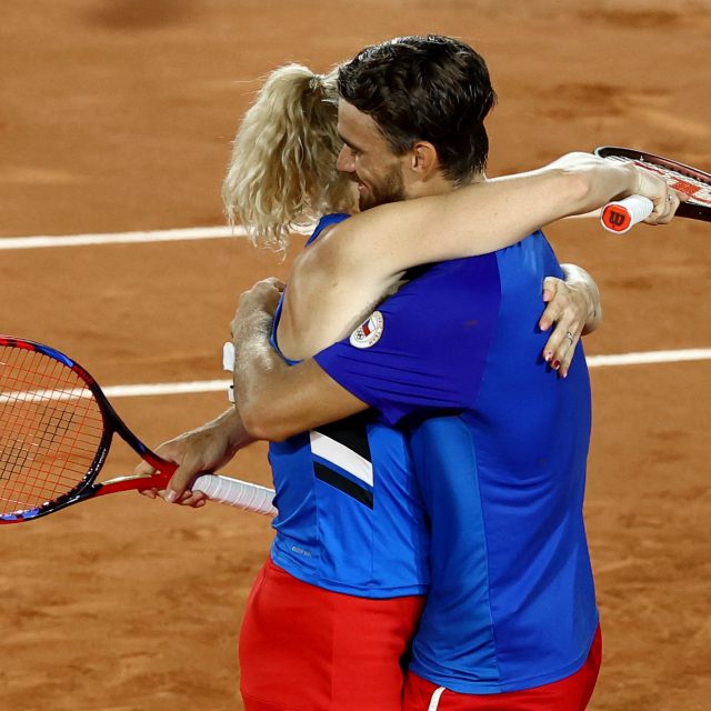 Český deblový pár Kateřina Siniaková a Tomáš Macháč slaví | foto: Edgar Su,  Reuters