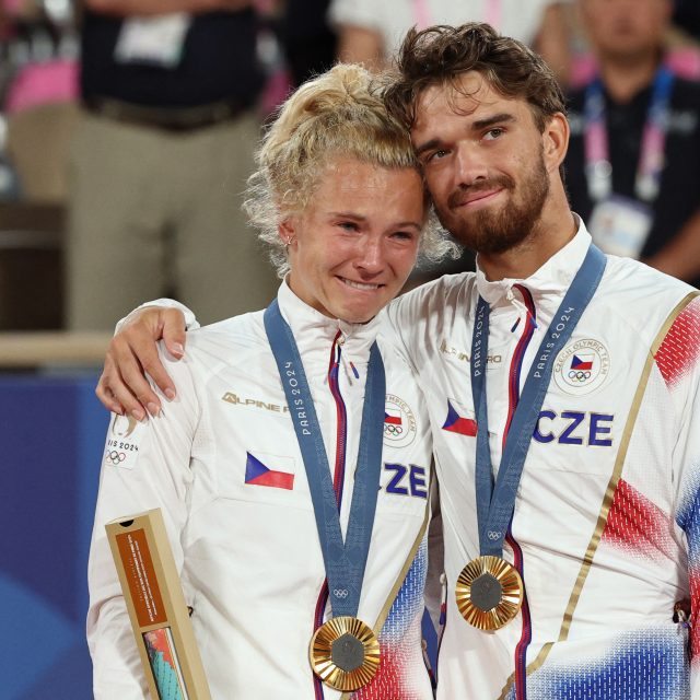 Kateřina Siniaková dala na stupni vítězů v objetí Tomáše Macháče průchod emocím | foto: Violeta Santos Moura,  Reuters