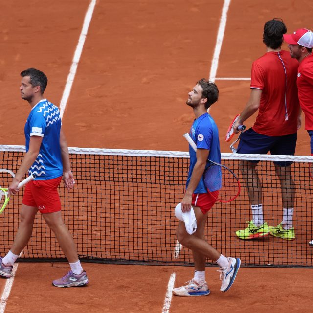 Adam Pavlásek s Tomášem Macháčem odcházeli z kurtu s hlavou vztyčenou | foto: Pilar Olivares,  Reuters