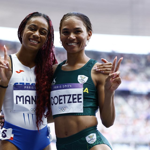Lurdes Gloria Manuel postoupila z oprav díky času společně s Jihoafričankou Mirandou Charlene Coetzeeovou | foto: Sarah Meyssonnier,  Reuters