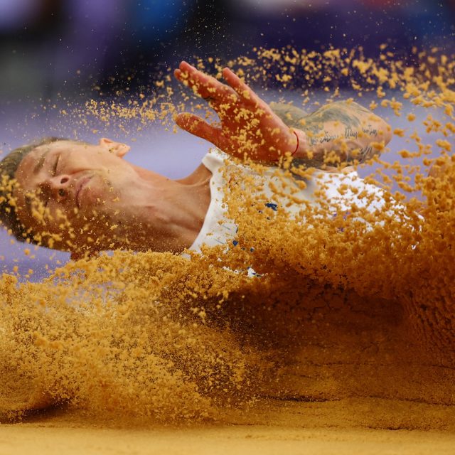 Dálkař Radek Juška nezopakoval v olympijském finále svůj výkon z kvalifikace a skokem dlouhým 783 centimetrů obsadil desáté místo | foto: Kai Pfaffenbach,  Reuters
