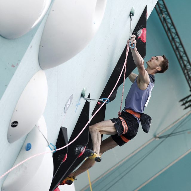 Lezec Adam Ondra při lezení na obtížnost v olympijském semifinále | foto: Benoit Tessier,  Reuters