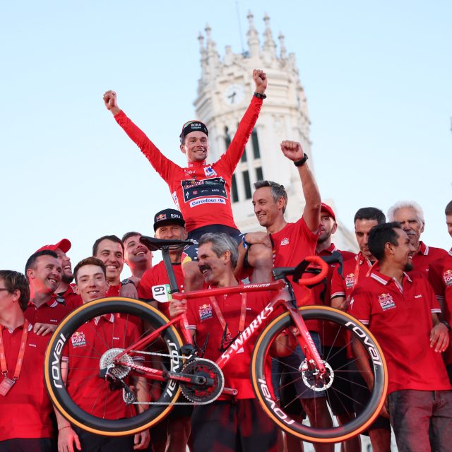 Primož Roglič slaví svůj čtvrtý triumf na španělské Vueltě | foto: Isabel Infantes,  Reuters