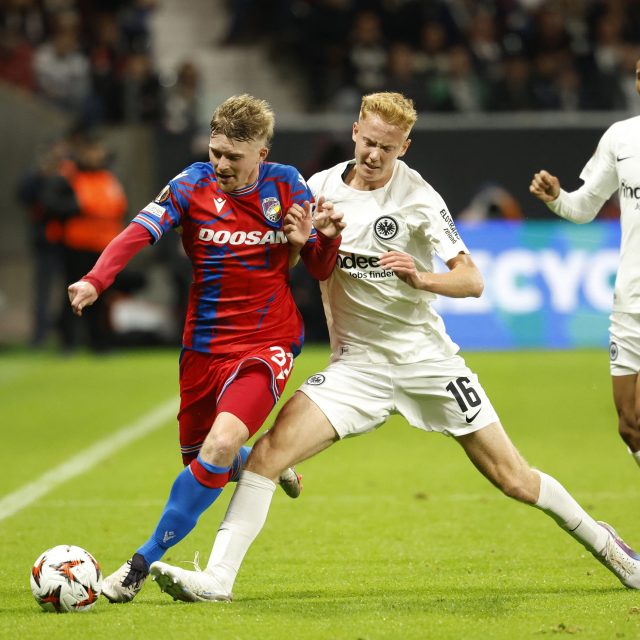 Plzeňský záložník Pavel Šulc v zápase Evropské ligy proti Frankfurtu | foto: Heiko Becker,  Reuters