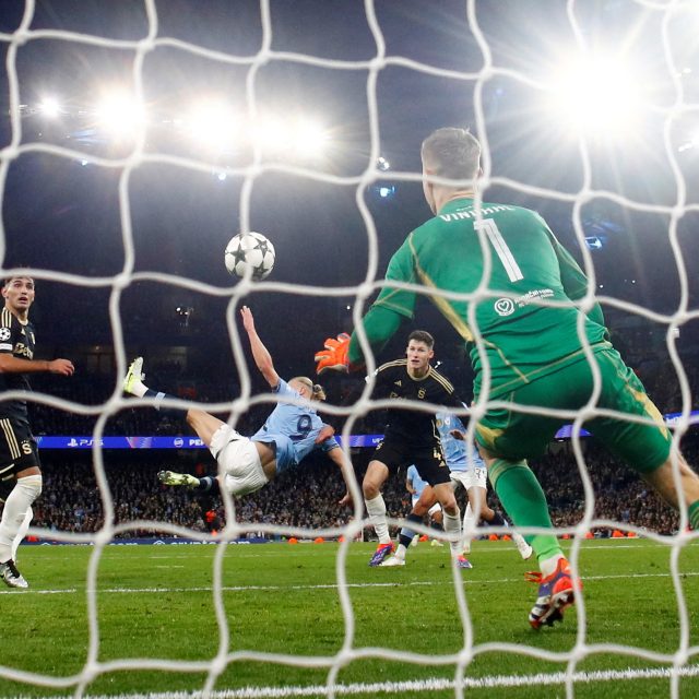 Erling Haaland a jeho akrobacie zakončená gólem | foto: Reuters