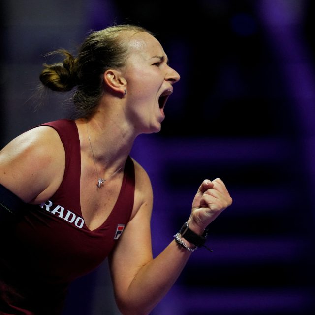 Tenistka Barbora Krejčíková s vítězným gestem při zápase na Turnaji mistryň proti Jessice Pegulaové | foto: Aleksandra Szmigiel,  Reuters