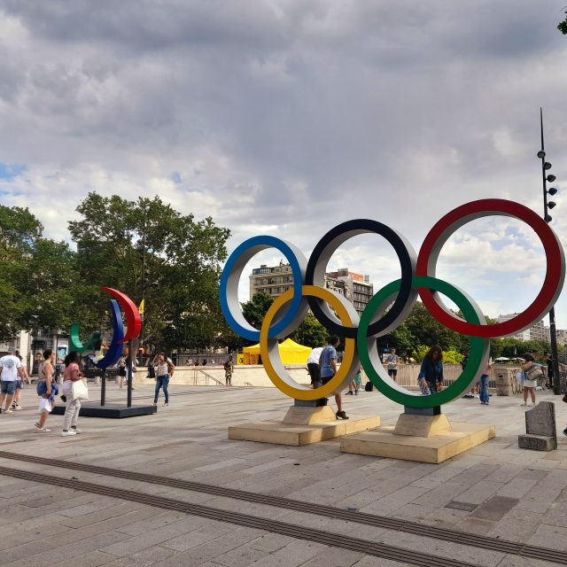 Olympijské kruhy na pařížském náměstí Bastille | foto: Jana Stuláková,  iROZHLAS.cz