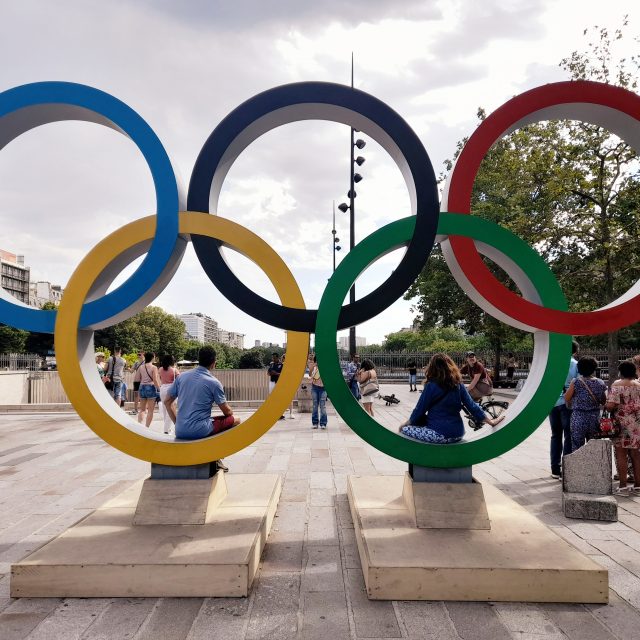 Olympijské kruhy na pařížském náměstí Bastille | foto: Jana Stuláková,  iROZHLAS.cz