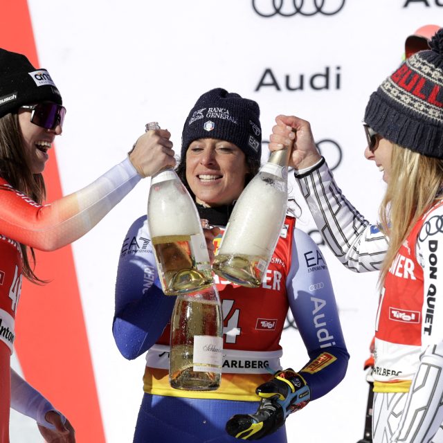 Ester Ledecká slaví na stupních vítězů s Federicou Brignoneovou a Malorii Blacovou po sjezdu ve Svatém Antonu | foto: Leonhard Foeger,  Reuters