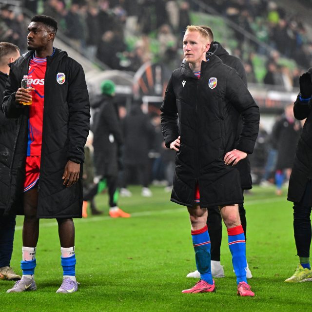 Fotbalisté plzeňské Viktorie děkují svým fanouškům po zápase v Budapešti | foto: Marton Monus,  Reuters