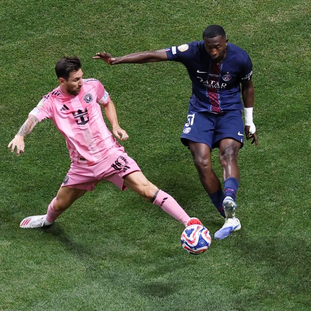 Lionel Messi se snaží zblokovat odkop Williana Pacha z PSG | foto: Amanda Perobelli,  Reuters