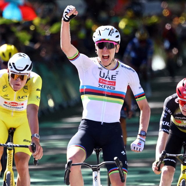 Slovinský cyklista Tadej Pogačar slaví 100. výhru v kariéře | foto: Sarah Meyssonnier,  Reuters