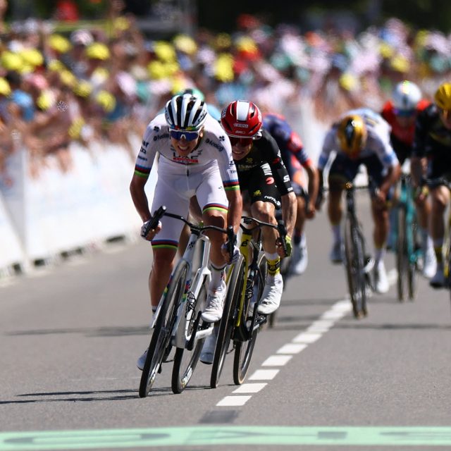 Tadej Pogačar a Jonas Vingegaard baví fanoušky cyklistiky v každé etapě letošn Tour de France | foto: Sarah Meyssonnier,  Reuters