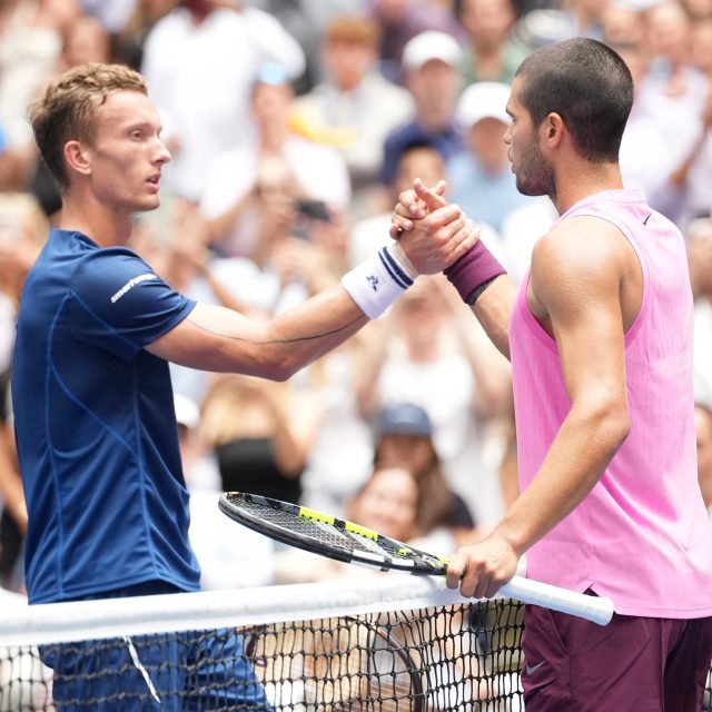 Jiří Lehečka a Carlos Alcaraz | foto: Reuters