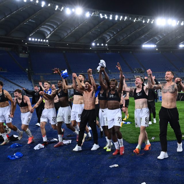 Hráči Plzně oslavují vítězství nad AS Řím | foto: Reuters