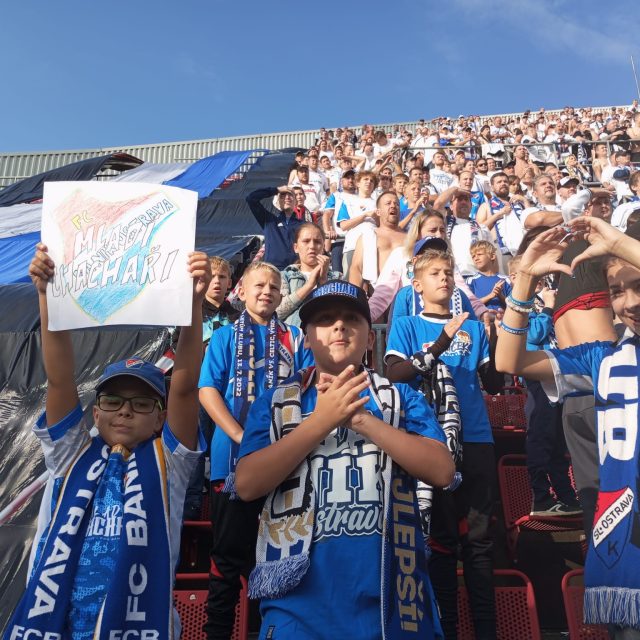 Mladí fanoušci Baníku Ostrava vyrazili na výjezd. Svůj klub podporovali v Olomouci | foto: Facebook Mladí Chachaři