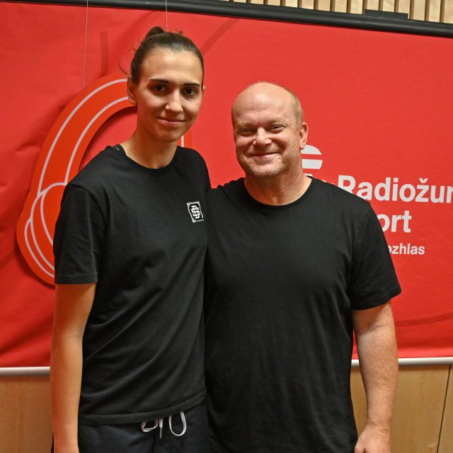 Olivie Lukášová a moderátor David Novotný ve studiu Radiožurnálu Sport | foto: Pavel Jiřík ml.,  Fotbalová asociace České republiky