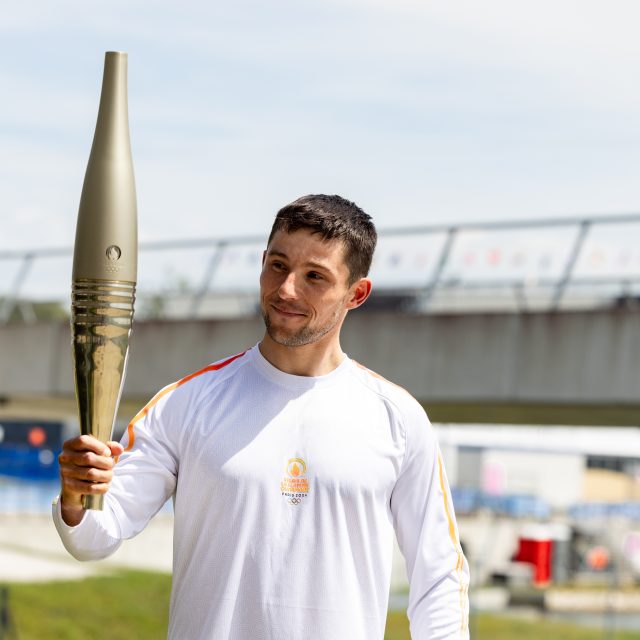 Jiří Prskavec s olympijskou pochodní | foto: Ondřej Hnilica / ČOV