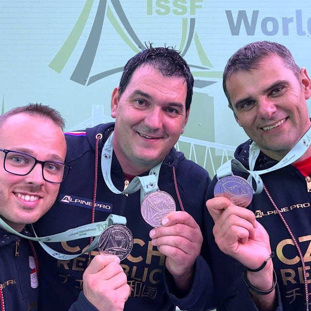 Čeští sportovní střelci  (zleva) Vladimír Štěpán,  Jiří Lipták a David Kostelecký | foto: Český olympijský výbor