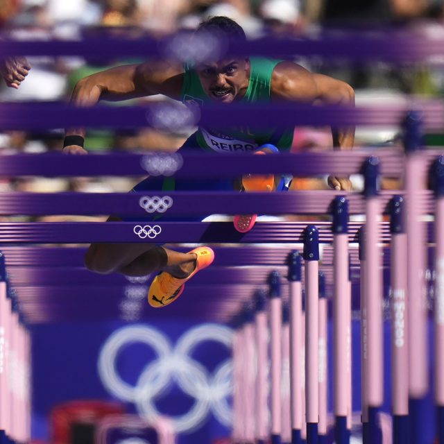 Hlavní cenu v soutěži Czech Press Photo 2024 vyhrál snímek fotografa agentury AP Petra Davida Joska,  který na ní zachytil atleta při překážkovém běhu na letních olympijských hrách v Paříži | foto: Petr David Josek,  Czech Press Photo