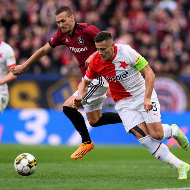 Fotbalisté Tomáš Holeš a Lukáš Haraslín během pražského derby v květnu 2023 | foto: Fotobanka Profimedia,  Profimedia