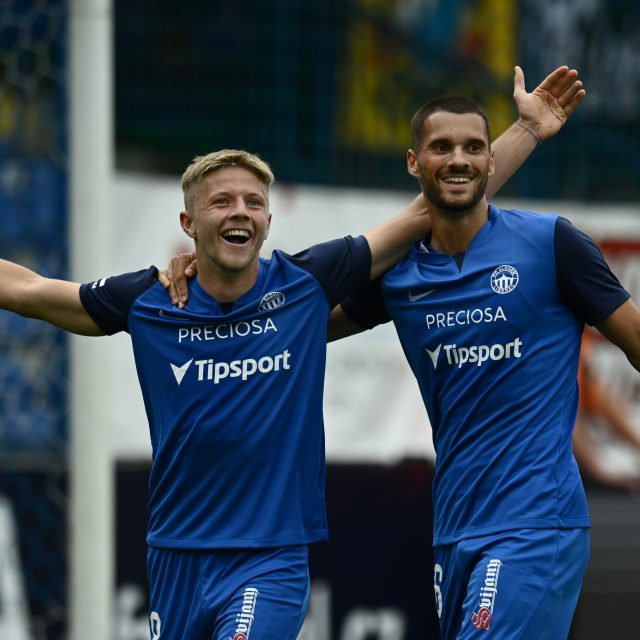 Liberecký fotbalista Lukáš Červ se se spoluhráčem Lukou Kulenovićem raduje ze svého gólu proti Baníku Ostrava | foto:  Radek Petrášek / ČTK,  Profimedia