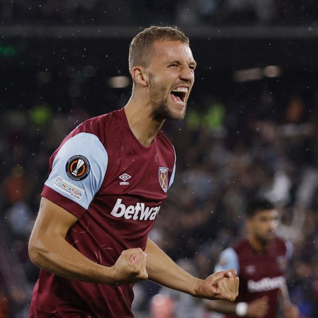 Záložník West Hamu Tomáš Souček slaví svůj gól v Evropské lize proti srbskému celku Bačka Topola | foto:  Reuters,  Andrew Couldridge,  Reuters
