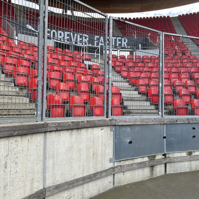 Plot před tribunou hostujících fanoušků na stadionu Slavie Praha | foto: Jaroslav Tvrdík