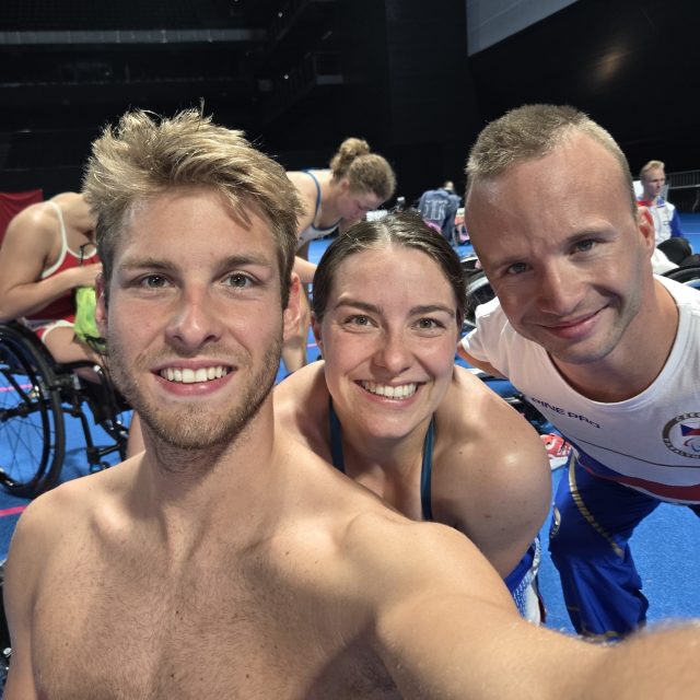 Čeští plavci Jonáš Kešner  (vlevo),  Vendula Dušková a Arnošt Petrášek | foto: Český paralympijský výbor