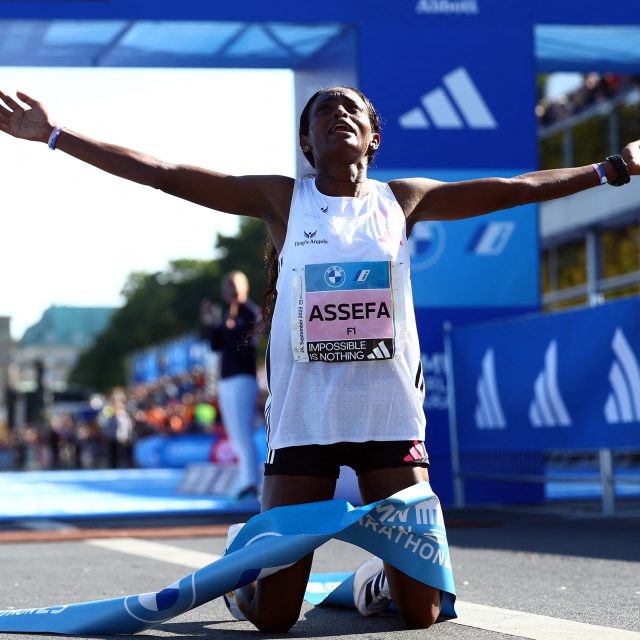 Etiopská běžkyně Assefaová po zaběhnutí nové světového rekordu v maratonu v Berlíně | foto: Lisi Niesner,  Reuters