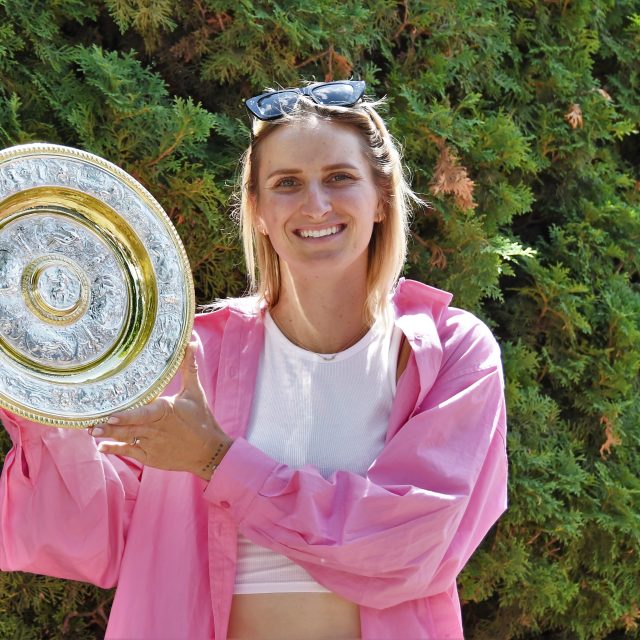 Markéta Vondroušová ve svém domovském klubu 1. ČLTK Praha s wimbledonskou trofejí | foto: Iva Roháčková