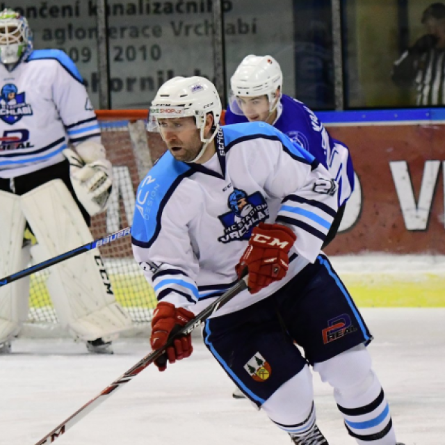 Jaroslav Bednář  (vpředu) v dresu druholigového Vrchlabí během zápasu s Jabloncem | foto: Anton Martinec,  HC Stadion Vrchlabí