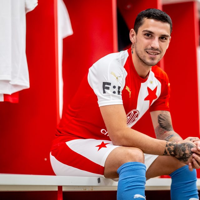Rumunský záložník Nicolae Stanciu si v Česku zahrál za Spartu i Slavii. Jaké byly osudy dalších cizinců,  kteří se prosadili v nejvyšší domácí soutěži? | foto: Martin Malý,  SK Slavia Praha