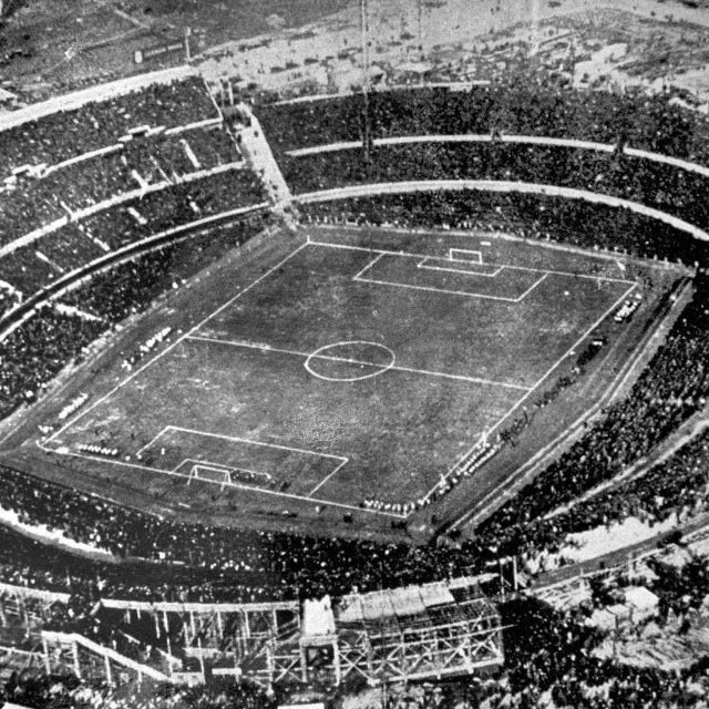 Hučící kotel - stadion Centenario v uruguayském Montevideu během mistrovství světa ve fotbale v roce 1930. Zavzpomínejte s námi na jednotlivé světové šampionáty | foto: reprofoto