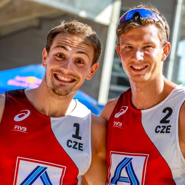 Čeští beachvolejbalisté Ondřej Perušič  (vlevo) a David Schweiner  (vpravo) | foto: Facebook Beachvolleyball team Perušič & Schweiner