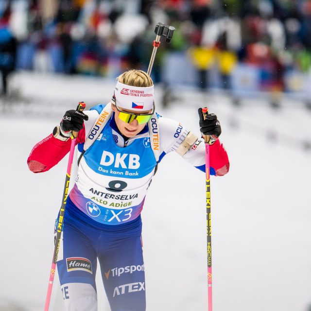 Lucie Charvátová ve sprintu v rámci Světového poháru v Antholzy | foto: Petr Slavík,  Český biatlon
