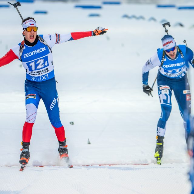 Jonáš Mareček ve finiši štafety v Kontiolahti. Jak se jemu i ostatním členům z týmu zadaří v Hochfilzenu? | foto:  (C) Český biatlon Petr Slavík